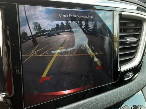 Certified 2020 Chrysler Pacifica Touring-L image 23