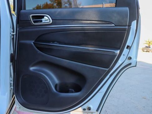 Used 2017 Jeep Grand Cherokee Limited image 10