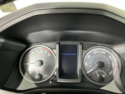 Used 2018 Toyota Tacoma TRD Sport AWD/4WD image 16