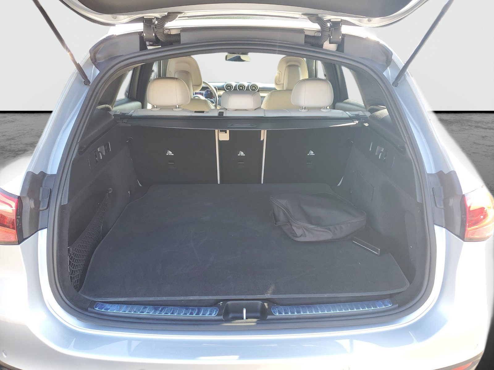 Used 2025 Mercedes-Benz GLC 350e 4MATIC image 9