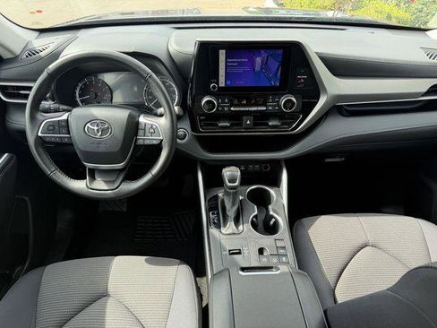 Certified 2025 Toyota Highlander LE FWD image 9