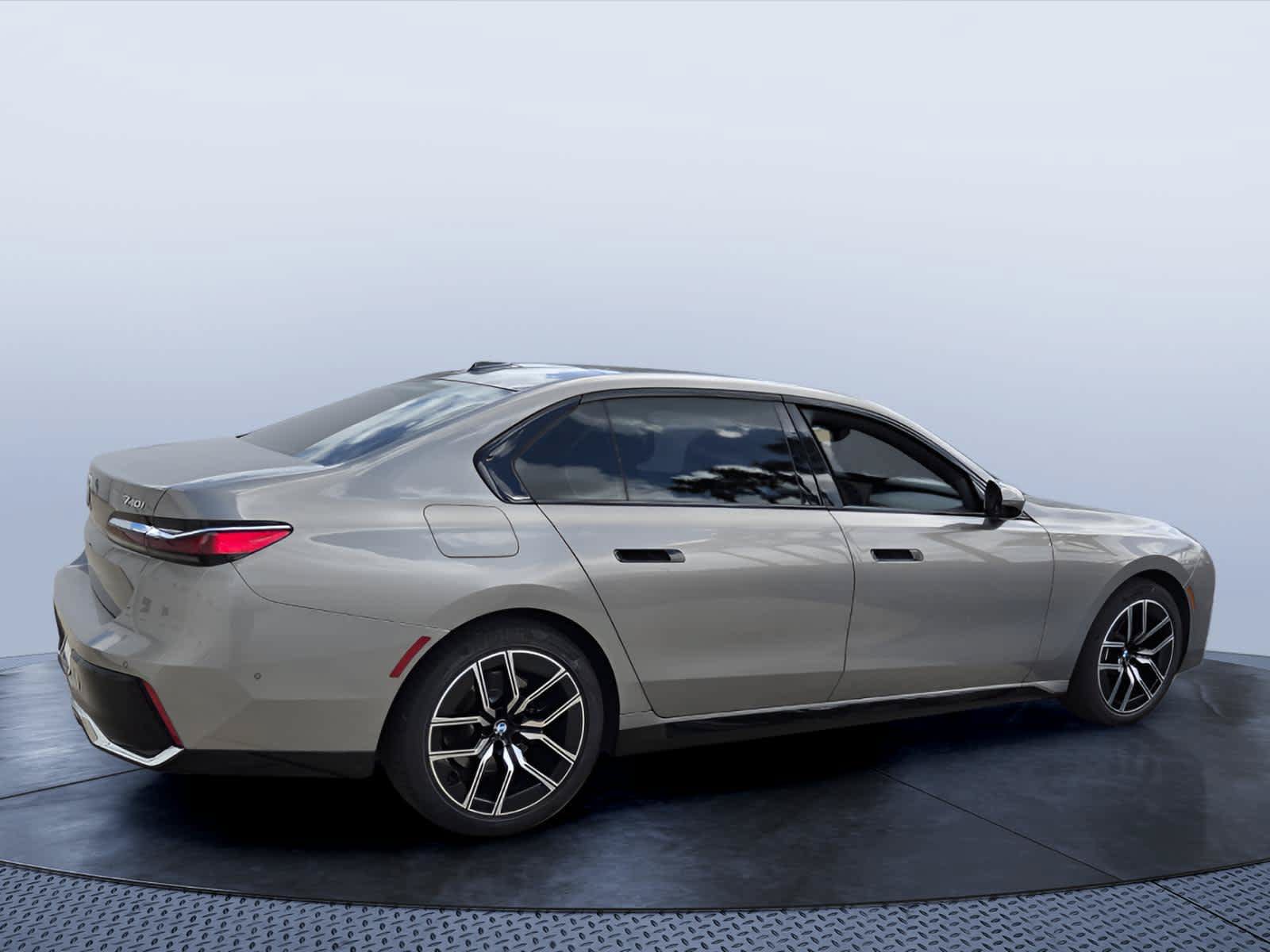 Used 2023 BMW 740i w/ Parking Assistance Package RWD image 3