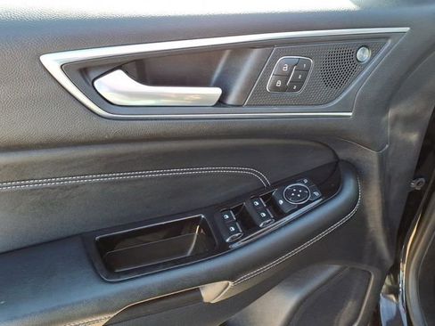 Used 2020 Ford Edge Titanium image 11