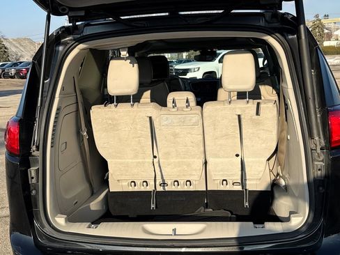 Used 2017 Chrysler Pacifica Platinum image 41