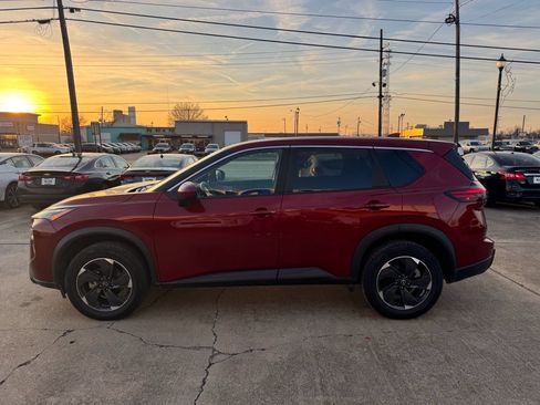 Used 2024 Nissan Rogue SV image 2