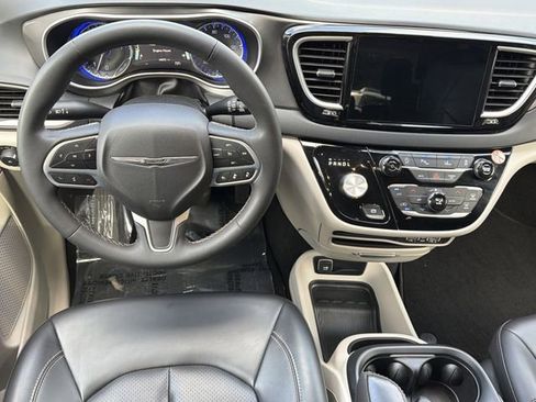 Used 2023 Chrysler Pacifica Touring-L FWD image 22