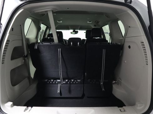 Used 2024 Chrysler Pacifica Touring-L image 8