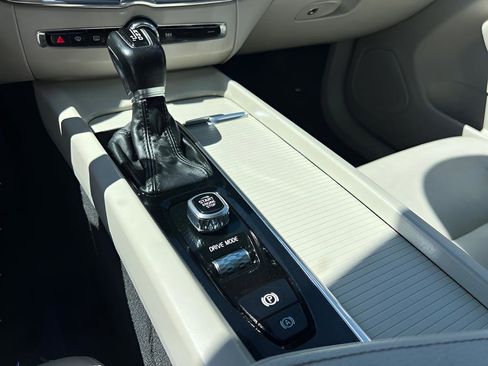 Used 2020 Volvo XC60 T5 Momentum image 51