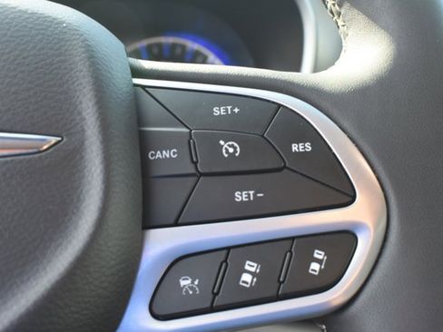 Used 2024 Chrysler Pacifica Touring-L FWD image 22