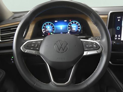 Used 2024 Volkswagen Atlas SE image 18