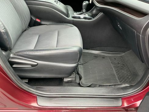 Used 2019 Toyota Highlander Plus w/ Carpet Mat Package (TMS) FWD image 24