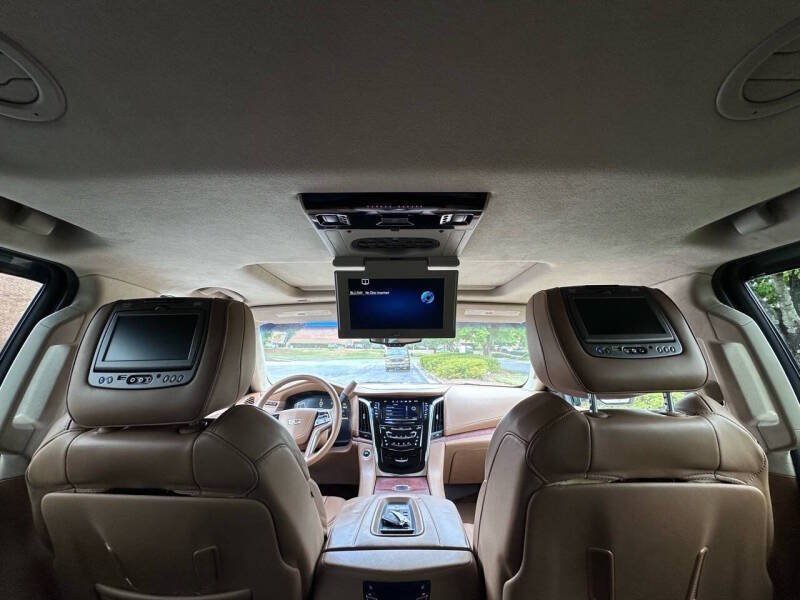 Used 2015 Cadillac Escalade Platinum AWD/4WD image 11