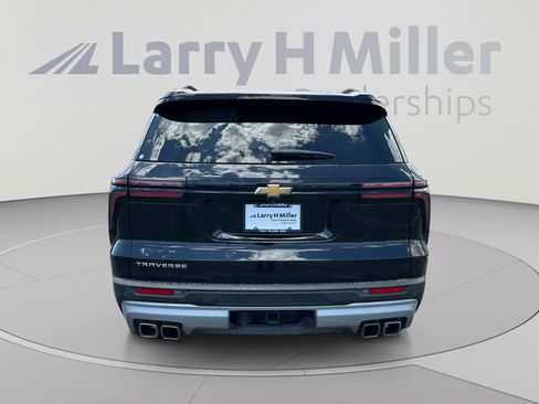 Used 2025 Chevrolet Traverse LT FWD image 4