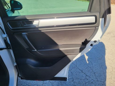 Used 2016 Volkswagen Touareg Sport image 27