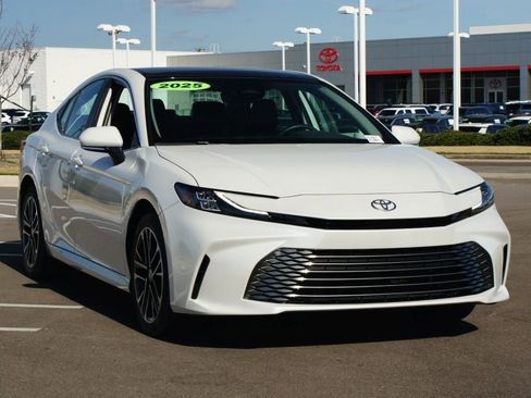 Used 2025 Toyota Camry XLE image 2