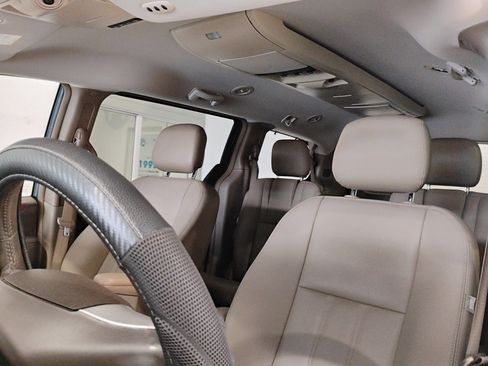 Used 2016 Chrysler Town & Country Touring image 69