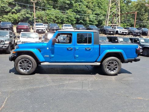 Certified 2020 Jeep Gladiator Overland AWD/4WD image 8