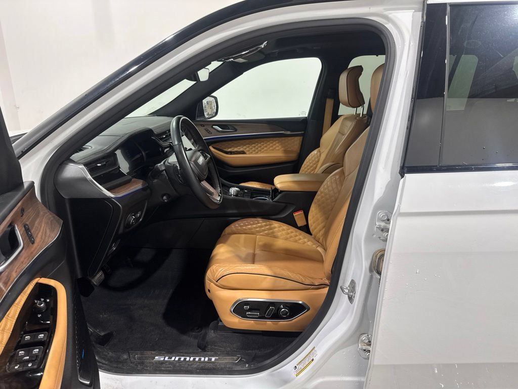 Used 2023 Jeep Grand Cherokee L Summit w/ Rear Seat Video Group I AWD/4WD image 12
