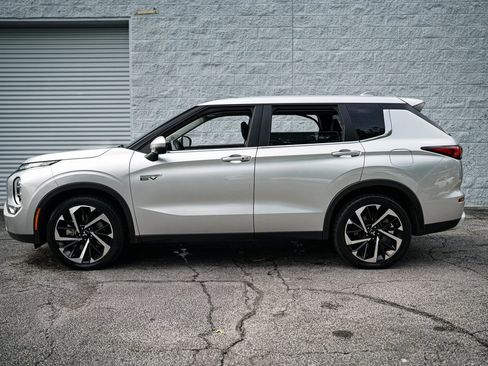 Used 2023 Mitsubishi Outlander LE image 9