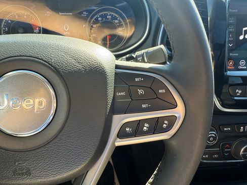 Used 2021 Jeep Cherokee Limited image 16