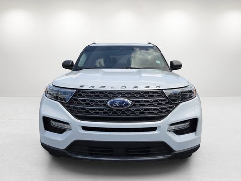Used 2021 Ford Explorer XLT w/ Equipment Group 202A AWD/4WD image 2