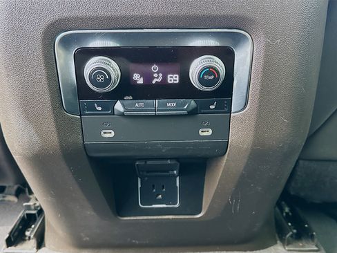 Used 2023 GMC Yukon XL SLT w/ SLT Premium Package image 17