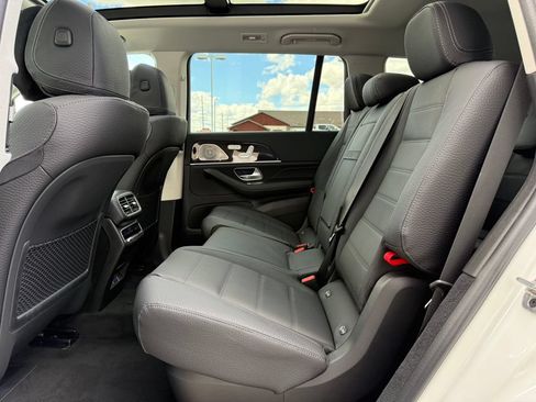 Used 2025 Mercedes-Benz GLS 450 4MATIC image 4