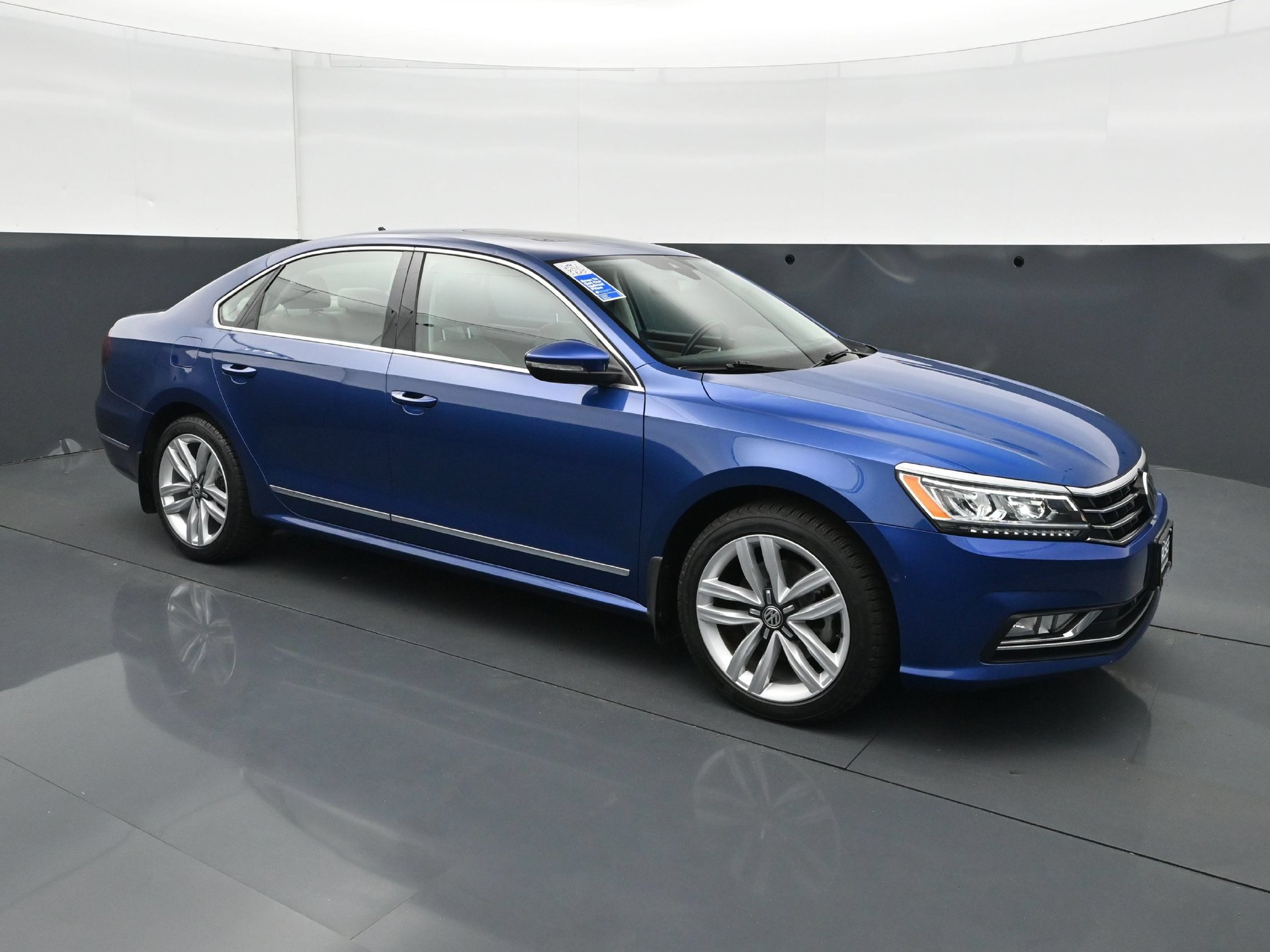 Used 2017 Volkswagen Passat 1.8T SEL Premium FWD image 9