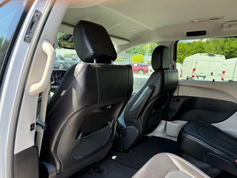 Used 2024 Chrysler Pacifica Touring-L FWD image 26