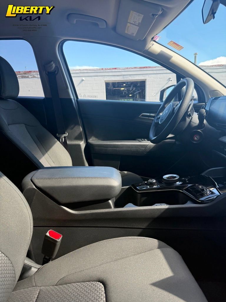 Used 2023 Kia Sportage LX AWD/4WD image 9
