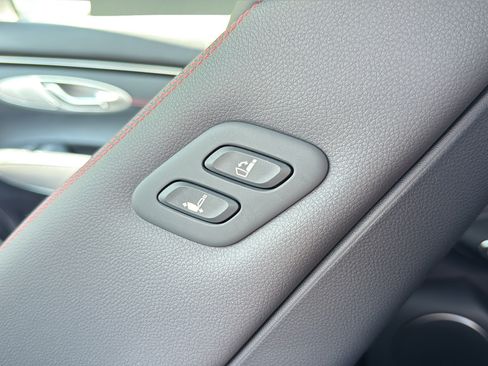 Used 2025 Genesis GV70 3.5T Sport AWD/4WD image 17