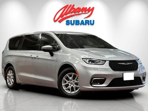 Used 2023 Chrysler Pacifica Touring-L FWD image 2