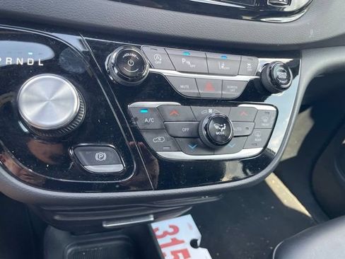 Used 2025 Chrysler Pacifica Select FWD image 9