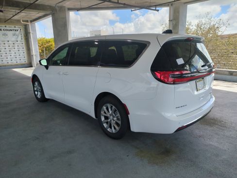 New 2026 Chrysler Pacifica Limited image 7