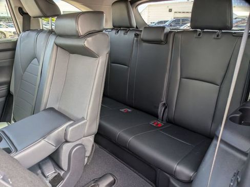 Used 2020 Toyota Highlander XLE FWD image 33