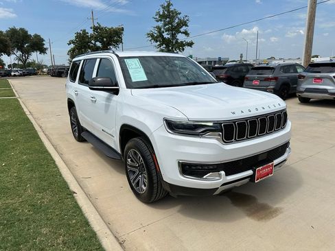 Used 2024 Jeep Wagoneer Series II w/ Flexible Seating Group RWD image 3