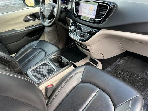 Used 2023 Chrysler Pacifica Touring-L image 17