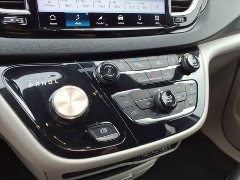 Certified 2024 Chrysler Pacifica Touring-L FWD image 14