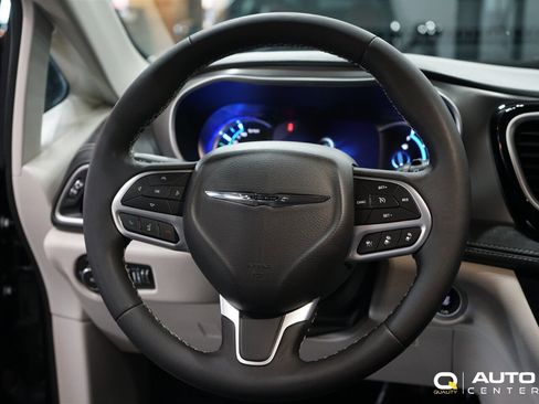 Used 2022 Chrysler Pacifica Touring-L image 15