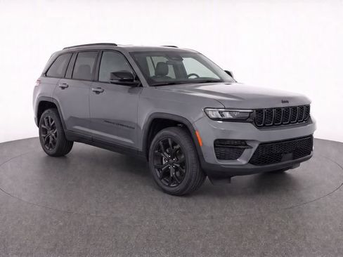 Used 2024 Jeep Grand Cherokee Altitude RWD image 1
