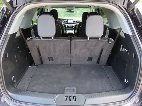 Used 2023 Ford Explorer XLT w/ Equipment Group 202A AWD/4WD image 19