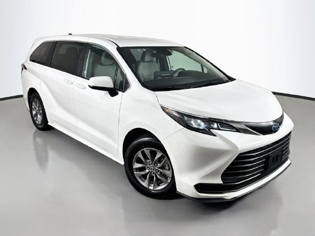 Used 2025 Toyota Sienna LE FWD image 3