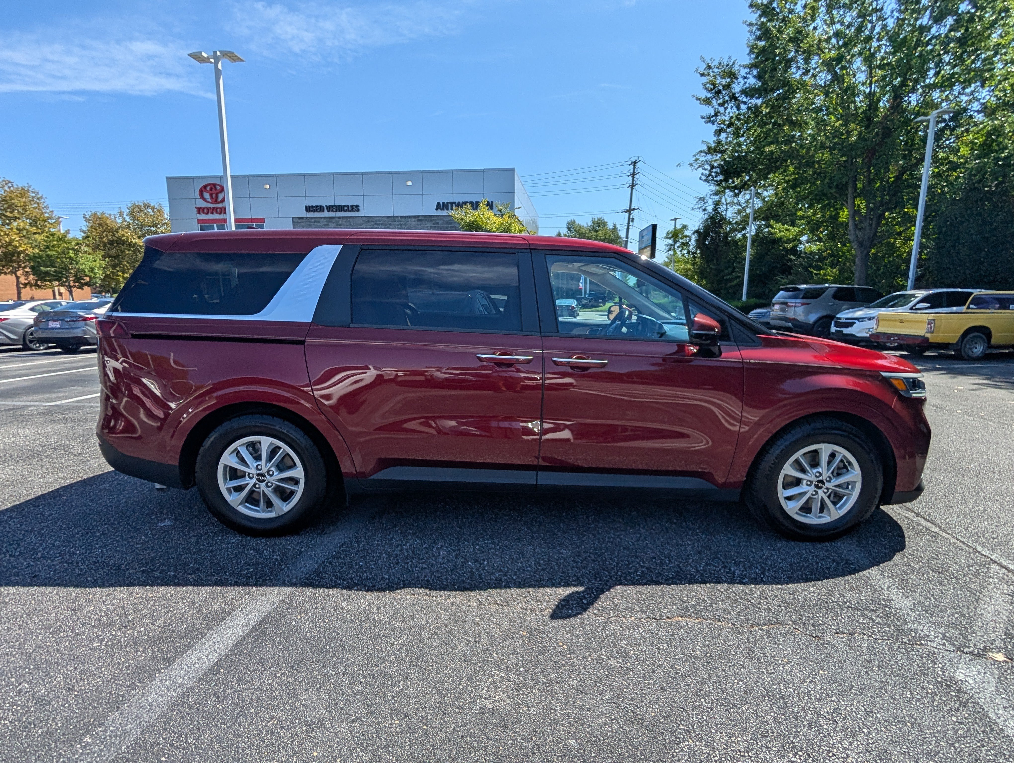 Used 2022 Kia Carnival LX FWD image 2
