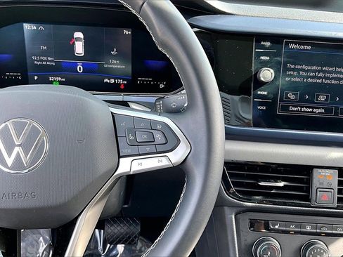 Certified 2022 Volkswagen Taos SE w/ Panoramic Sunroof Package image 25