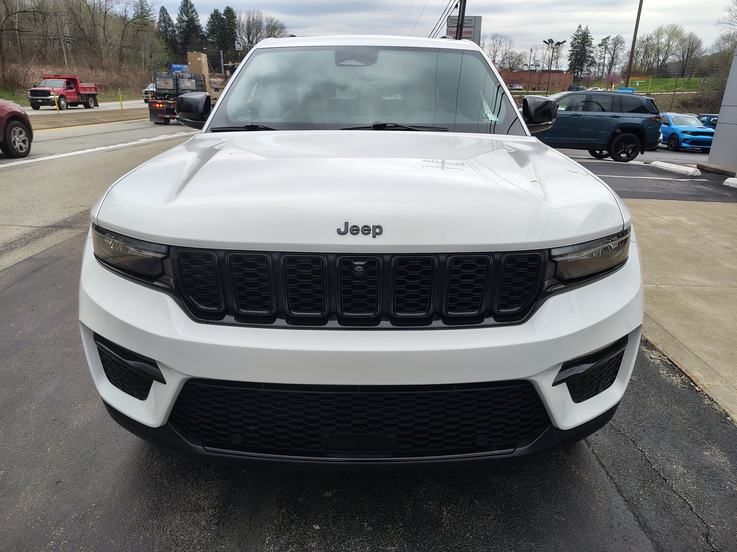 Certified 2024 Jeep Grand Cherokee Limited w/ Luxury Tech Group II AWD/4WD image 3