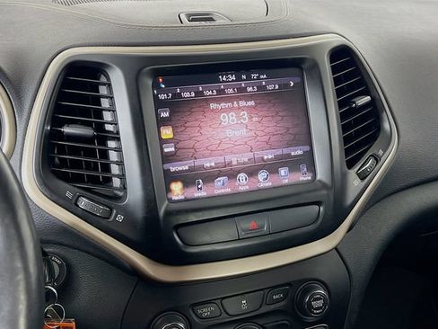 Used 2016 Jeep Cherokee Latitude w/ Cold Weather Group AWD/4WD image 16