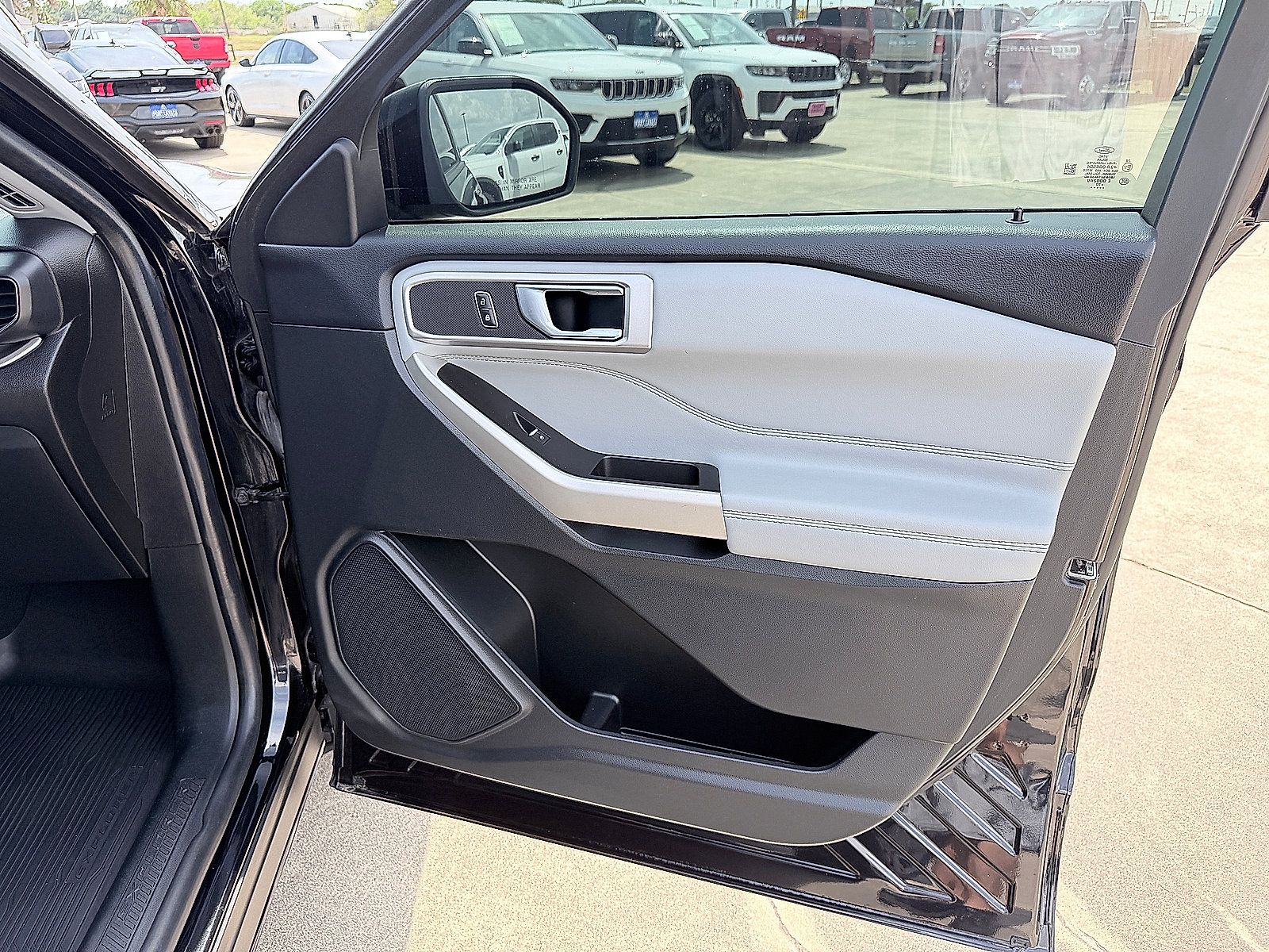 Used 2022 Ford Explorer XLT w/ Equipment Group 202A AWD/4WD image 13