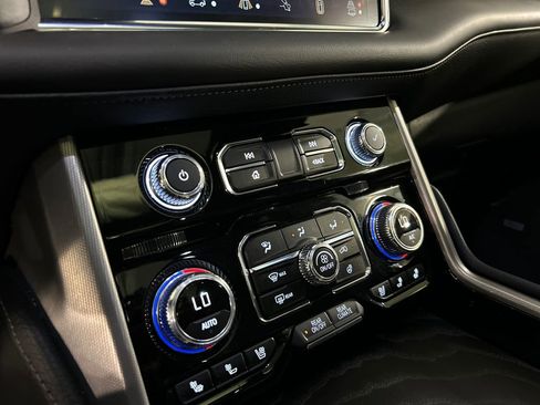 Used 2023 GMC Yukon XL Denali w/ Advanced Technology Package AWD/4WD image 18