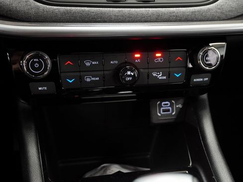 Certified 2025 Jeep Compass Latitude w/ Convenience Group image 28