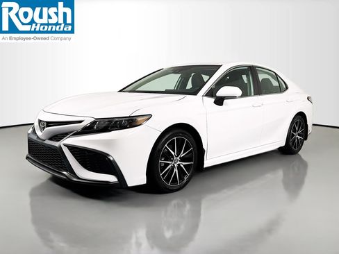 Used 2023 Toyota Camry SE AWD/4WD image 1